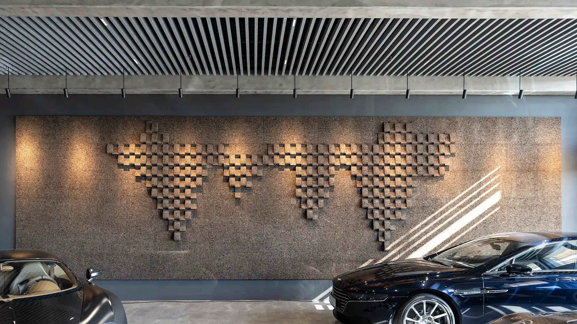 Decorative acoustic wall made of cork with geometric pattern, enhancing sound and visual aesthetics in the showroom.