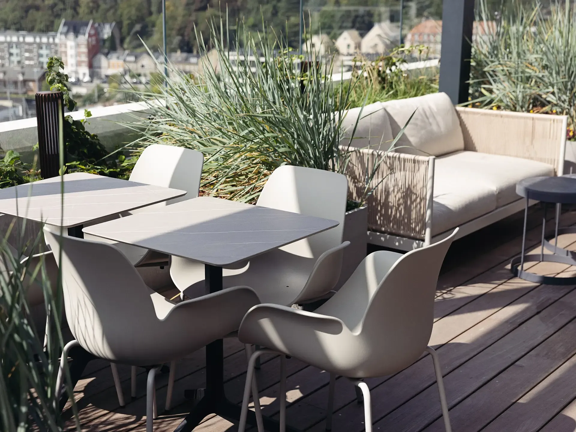 Outdoor terrace with Nordic-style garden furniture, combining comfort, weather resistance and modern hospitality design.