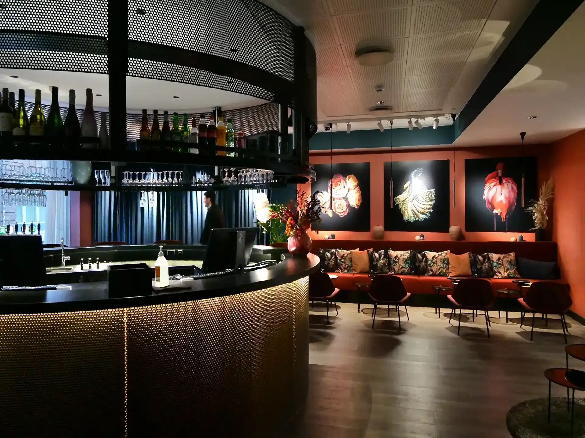 Custom-designed bar in perforated metal with bottle shelves – combining function and visual impact.